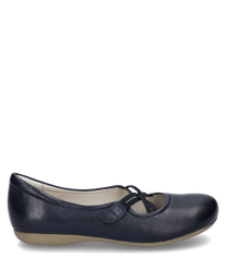 Les ballerines couleur océan sont en cuir lisse et disposent d'une fermeture velcro pratique. La chaussure a une semelle plate et claire avec des coutures discrètes pour un look élégant.