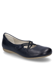 Les ballerines couleur océan sont en cuir lisse et disposent d'une fermeture velcro pratique. La chaussure a une semelle plate et claire avec des coutures discrètes pour un look élégant.