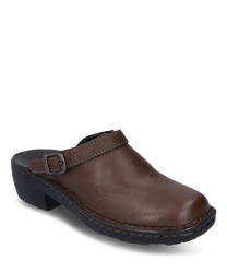 Sabot en cuir marron avec une boucle décorative comme fermeture. La chaussure a une semelle noire robuste et offre un look classique et intemporel.