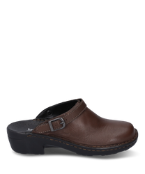 Sabot en cuir marron avec une boucle décorative comme fermeture. La chaussure a une semelle noire robuste et offre un look classique et intemporel.