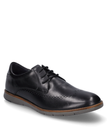 El zapato negro de cuero cuenta con un clásico sistema de cordones y detalles de perforación discretos. La superficie lisa y la suela robusta le dan al zapato una apariencia elegante y a la vez casual.
