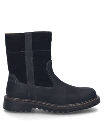 Botte noire au design robuste fabriquée en cuir et dotée d'une fermeture éclair sur le côté. La botte présente une couture marquée et une semelle profilée pour une meilleure adhérence.