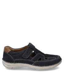La chaussure basse en cuir bleu foncé avec velcro offre un design respirant grâce à des découpes latérales. La semelle claire et les détails d'accent marron lui confèrent un look moderne et confortable.