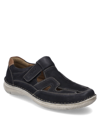 La chaussure basse en cuir bleu foncé avec velcro offre un design respirant grâce à des découpes latérales. La semelle claire et les détails d'accent marron lui confèrent un look moderne et confortable.