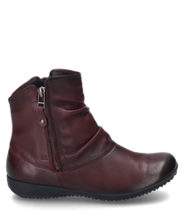 La botte de couleur bordeaux est fabriquée en cuir de haute qualité et dispose d'une fermeture éclair pratique sur le côté. La chaussure se distingue par son élégante fronce et son discret détail de logo.