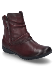 La botte de couleur bordeaux est fabriquée en cuir de haute qualité et dispose d'une fermeture éclair pratique sur le côté. La chaussure se distingue par son élégante fronce et son discret détail de logo.