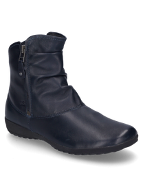 The ankle boot in the color Ocean is made of smooth leather and features a side zipper. It has subtle stitching details and a flat sole that combines comfort and style.