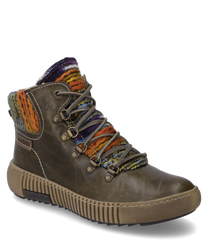 Stivaletti in pelle marrone caratterizzati da un colorato colletto a maglia e dettagli robusti con lacci. Una cerniera laterale facilita l'indossamento e lo svestimento mentre la suola profilata offre una buona aderenza.