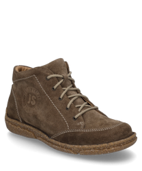 La stivaletti in taupe è realizzata in suede e presenta un logo visibile sul lato. La scarpa è dotata di una pratica chiusura lampo e di una suola robusta e strutturata.
