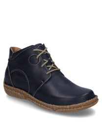 La bota en color Océano está hecha de cuero liso y cuenta con una práctica cremallera. Se caracteriza por una suela robusta y con protuberancias y costuras decorativas.
