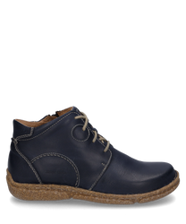 La bota en color Océano está hecha de cuero liso y cuenta con una práctica cremallera. Se caracteriza por una suela robusta y con protuberancias y costuras decorativas.