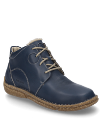 La stivaletti nel colore Ocean è realizzata in pelle di alta qualità e dispone di una pratica chiusura lampo laterale. La scarpa ha una suola robusta di colore naturale e cuciture bianche a contrasto per un look elegante.