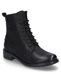 Die schwarze Stiefelette besteht aus hochwertigem Leder und zeigt eine klare minimalistische Silhouette. Sie verfügt über einen praktischen Reißverschluss an der Seite und eine robuste Profilsohle.