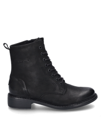 Die schwarze Stiefelette besteht aus hochwertigem Leder und zeigt eine klare minimalistische Silhouette. Sie verfügt über einen praktischen Reißverschluss an der Seite und eine robuste Profilsohle.