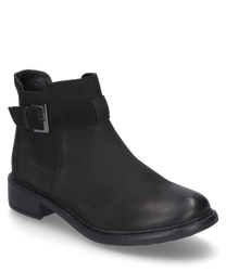 La bota mostrada está hecha de cuero negro y cuenta con una cremallera lateral. Una correa con hebilla de color plateado y paneles elásticos a los lados le dan al zapato un aspecto moderno y práctico.