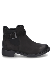 La bota mostrada está hecha de cuero negro y cuenta con una cremallera lateral. Una correa con hebilla de color plateado y paneles elásticos a los lados le dan al zapato un aspecto moderno y práctico.