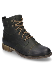 Die Stiefelette ist aus dunkelgrünem Leder gefertigt und verfügt über eine Schnürung. Sie hat eine robuste braune Sohle und dezente Ziernähte die dem Schuh einen klassischen Look verleihen.