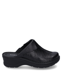 De zwarte clog is gemaakt van glad leer en heeft een comfortabele rubberen elastische sluiting. Het ontwerp is eenvoudig en functioneel met een licht verhoogde zool voor extra comfort.