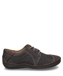 De halve schoen is gemaakt van titan kleurig leer met een opvallende vetersluiting. Opvallend zijn de contrasterende stiksels en de comfortabele platte zool die zorgt voor een casual look.