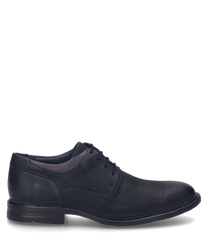 Der Halbschuh in schwarz-kombi präsentiert sich mit einem klassischen Schnürverschluss und einer glatten Lederoberfläche. Das schlichte Design wird durch dezente Nähte und eine robuste Sohle ergänzt.