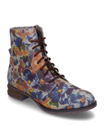 La bota mostrada presenta un colorido patrón de flores en material textil. El zapato tiene una práctica cremallera y cordones marrones que le dan un toque rústico al diseño.