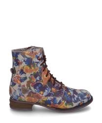 La bota mostrada presenta un colorido patrón de flores en material textil. El zapato tiene una práctica cremallera y cordones marrones que le dan un toque rústico al diseño.