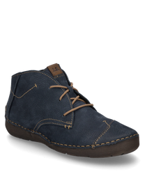 L'immagine mostra un stivaletto blu con lacci. La scarpa è realizzata in pelle con cuciture evidenti e ha una suola piatta.