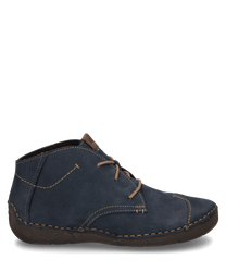 L'immagine mostra un stivaletto blu con lacci. La scarpa è realizzata in pelle con cuciture evidenti e ha una suola piatta.