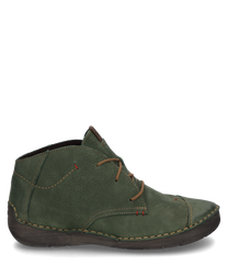 De groene chelsea boot is gemaakt van gestructureerd leer en heeft een vetersluiting. Opvallend zijn de contrasterende stiksels en het robuuste ontwerp dat duurzaamheid belooft.