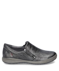 Moderner Halbschuh aus glänzendem grauem Material mit seitlichem Reißverschluss für einfaches An- und Ausziehen. Der Schuh hat eine glatte Oberfläche und eine bequeme helle Sohle die ideal für den Alltag ist.