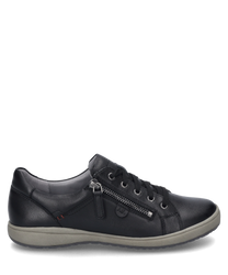 La sneaker noire en cuir se distingue par sa surface lisse et mate ainsi que son apparence élégante. Elle est dotée d'une fermeture éclair latérale ainsi que d'un laçage classique qui assure un maintien sûr. La semelle en caoutchouc grise et plate offre un