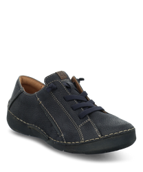 La chaussure basse est fabriquée en cuir lisse noir et dispose d'une fermeture élastique pratique. Les coutures contrastantes et la semelle confortable donnent à la chaussure un look moderne.