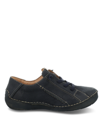 La chaussure basse est fabriquée en cuir lisse noir et dispose d'une fermeture élastique pratique. Les coutures contrastantes et la semelle confortable donnent à la chaussure un look moderne.