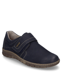 Donkerblauwe leren schoen met klittenbandsluiting. De schoen heeft zichtbare stiksels en een robuuste beige zool voor extra grip.