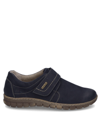 Donkerblauwe leren schoen met klittenbandsluiting. De schoen heeft zichtbare stiksels en een robuuste beige zool voor extra grip.