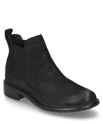 La botte illustrée est fabriquée en cuir noir et possède un élastique latéral pour un enfilage facile. La chaussure se distingue par une semelle robuste et une couture discrète le long de la semelle.