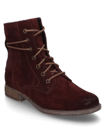 La bottine carmin en cuir velours possède une fermeture éclair latérale et des lacets contrastés. La chaussure a une semelle robuste et des coutures discrètes qui lui donnent un look classique.