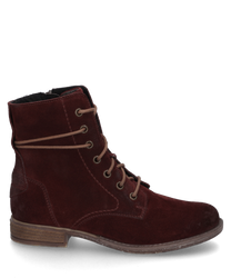 La bottine carmin en cuir velours possède une fermeture éclair latérale et des lacets contrastés. La chaussure a une semelle robuste et des coutures discrètes qui lui donnent un look classique.