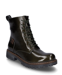 La bota de color oliva hecha de imitación de cuero brillante cuenta con una cremallera lateral para facilitar su puesta y retirada. Tiene una suela de perfil robusto y cordones decorativos para un look moderno.