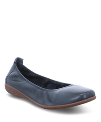 The ballerina shoe in the color Ocean is made of a smooth high-quality material with an elastic rubber band for easy on and off. The sole is in a contrasting brown tone adding a stylish accent to the shoe.