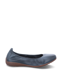 The ballerina shoe in the color Ocean is made of a smooth high-quality material with an elastic rubber band for easy on and off. The sole is in a contrasting brown tone adding a stylish accent to the shoe.