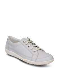 Une sneaker moderne grise avec lacets en cuir lisse. La chaussure a une semelle gris clair et des coutures discrètes qui ajoutent de l'élégance au design.