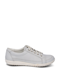 Une sneaker moderne grise avec lacets en cuir lisse. La chaussure a une semelle gris clair et des coutures discrètes qui ajoutent de l'élégance au design.