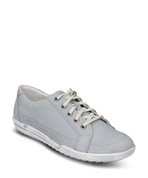 Leichter Sneaker mit Schnürung in hellgrauer Farbe. Hergestellt aus glattem Material mit kontrastierender weißer Sohle und dezenten Nähten für einen lässigen Look.