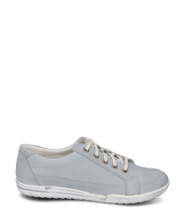 Leichter Sneaker mit Schnürung in hellgrauer Farbe. Hergestellt aus glattem Material mit kontrastierender weißer Sohle und dezenten Nähten für einen lässigen Look.