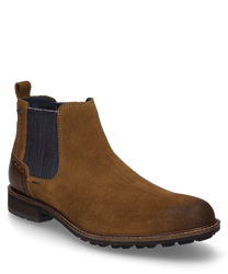 Die braune Stiefelette aus Wildleder hat einen elastischen Gummizug für einfaches Anziehen. Sie besticht durch eine robuste Sohle und dezente Ziernähte an der Ferse.