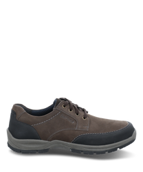 Der Halbschuh ist aus braunem Leder mit schwarzen Akzenten gefertigt und hat eine robuste Schnürung. Die Sohle ist grau und bietet guten Halt während kontrastierende Nähte das Design abrunden.
