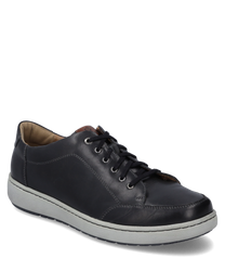 La sneaker in combinazione nera presenta una elegante lavorazione in pelle con lacci a contrasto. La scarpa ha una suola in gomma bianca che offre ulteriore comfort.