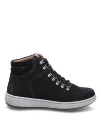 La sneaker est en daim noir et possède une semelle en caoutchouc plate de couleur gris clair. Elle dispose d'un laçage robuste avec des œillets en métal assurant un maintien sécurisé. Les coutures contrastées soulignent le design.