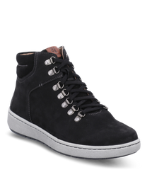 La sneaker est en daim noir et possède une semelle en caoutchouc plate de couleur gris clair. Elle dispose d'un laçage robuste avec des œillets en métal assurant un maintien sécurisé. Les coutures contrastées soulignent le design.